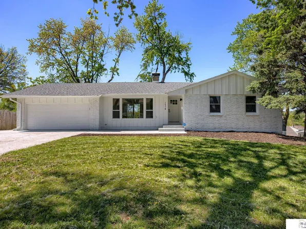 7633 Windsor Dr, Omaha, NE 68114