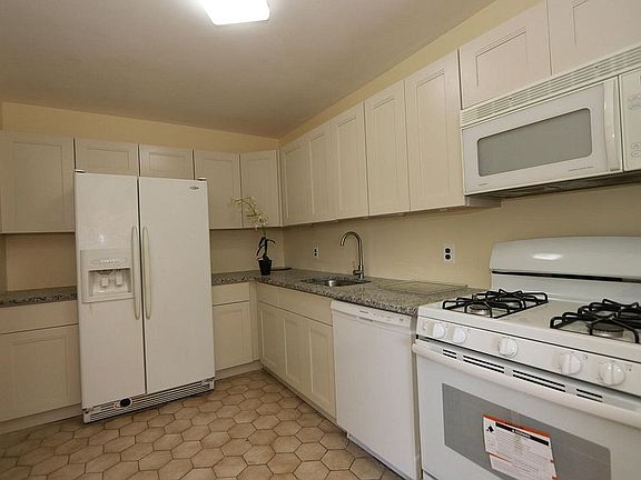4th image of 2348 Linwood Ave APT 2L