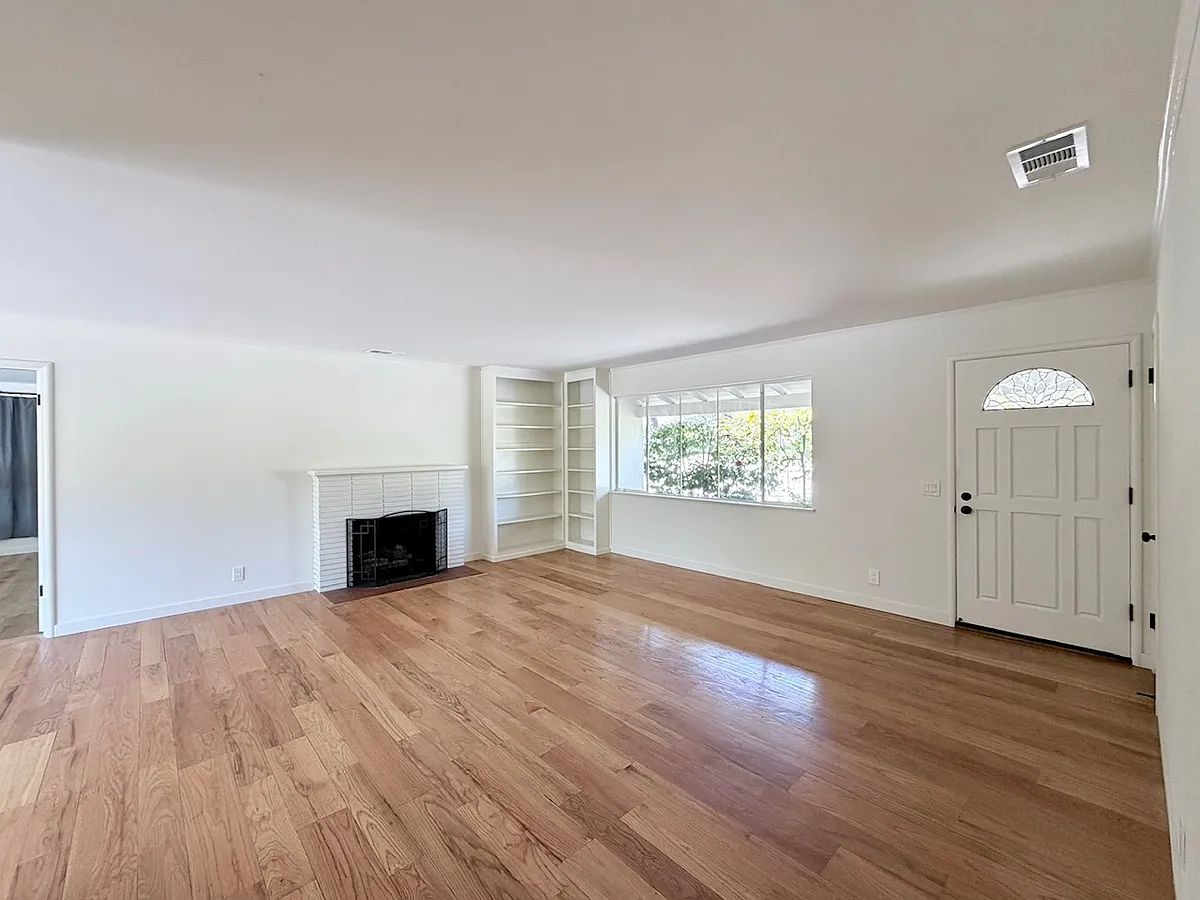 Building Photo - 384 Cuesta Dr
