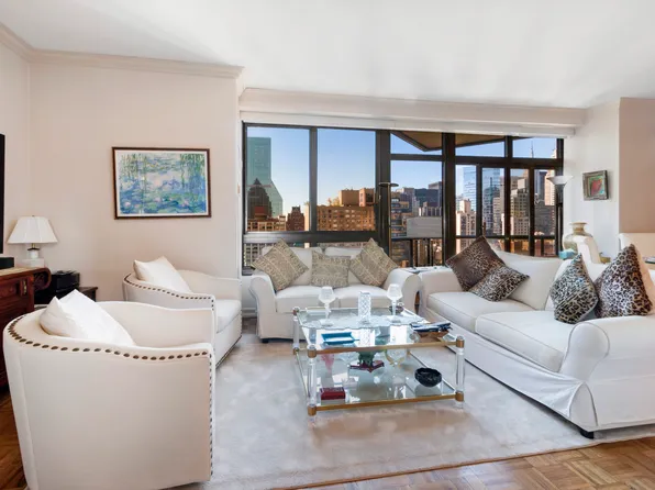 100 United Nations Plaza image 1 of 15