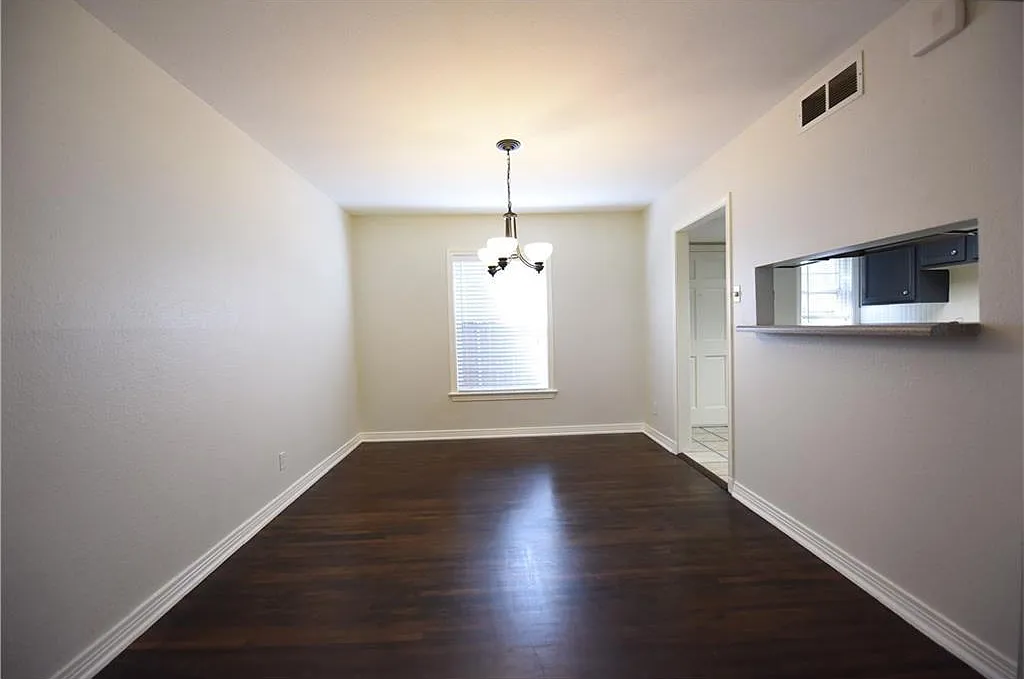 2-story condo in great location! — Photo 3
