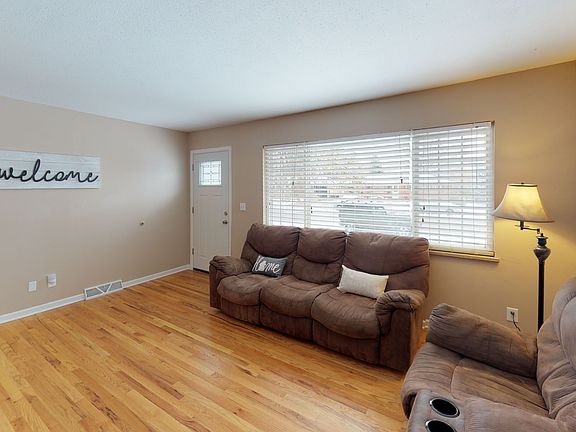 Bb 1431-28th-Ave-Living-Room(4).jpg