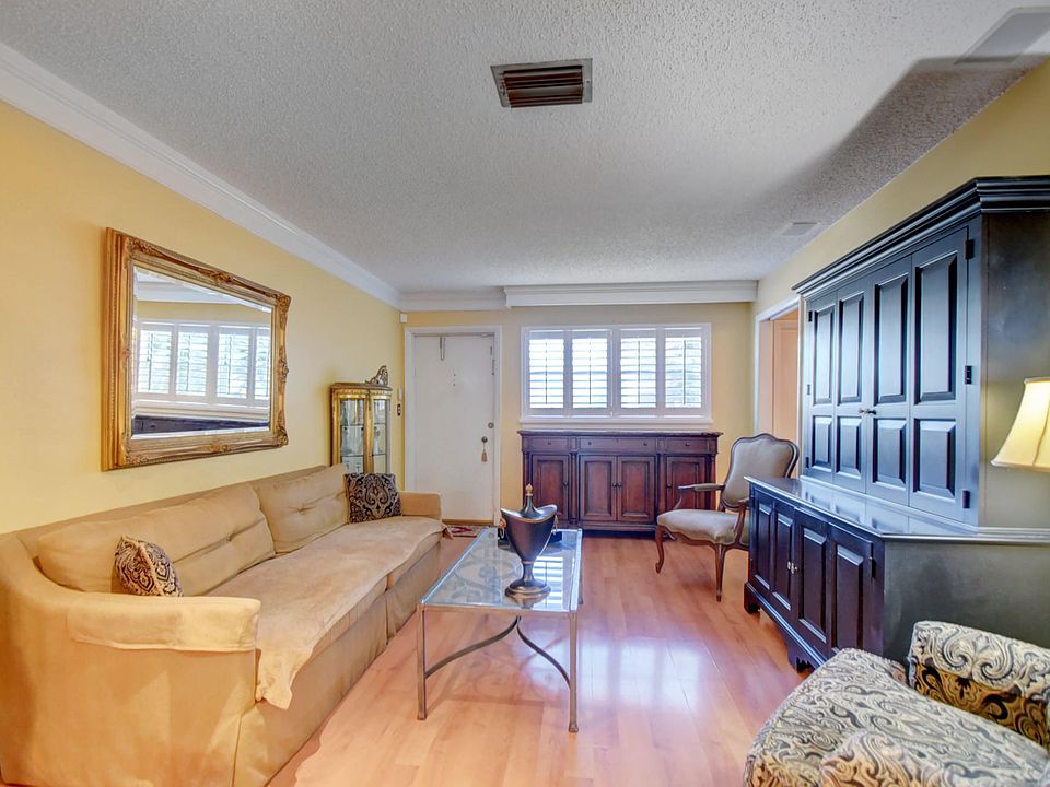 Home For Sale In Crystal Lake
