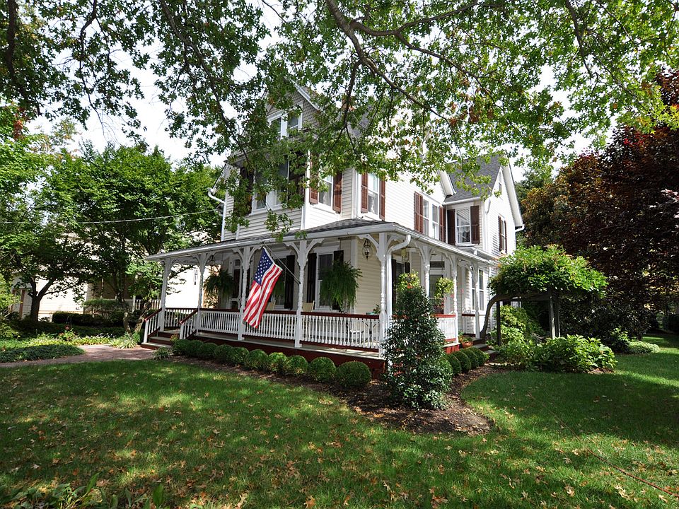 2nd image of 325 Chestnut St