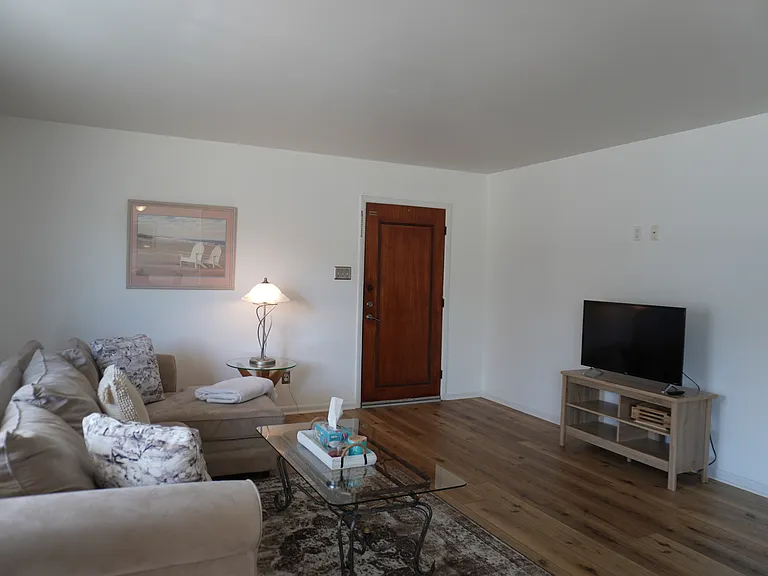 453 Berkshire Dr — Photo 7