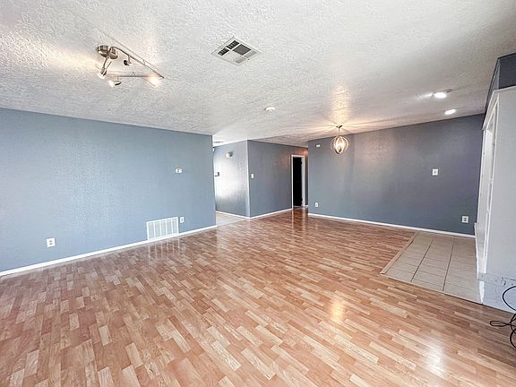 3rd image of 306 NE Skyline Cir