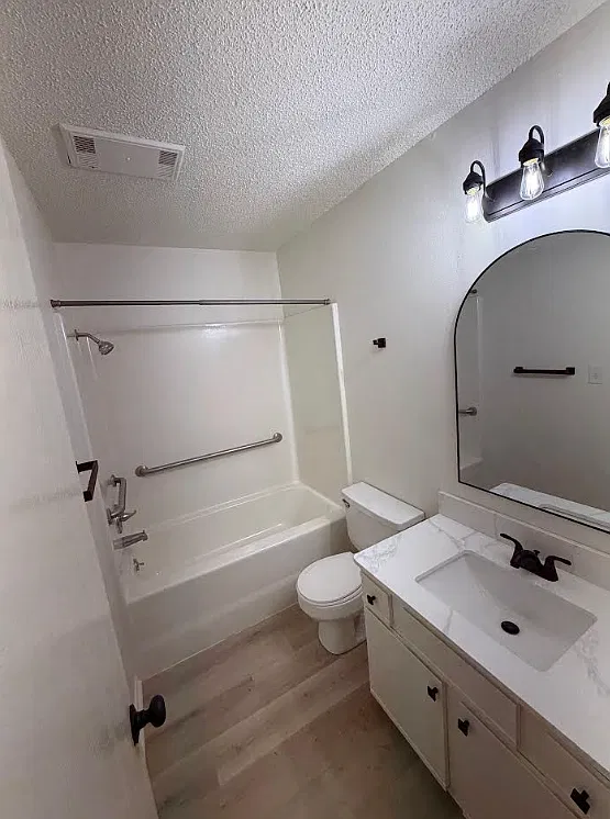 Redbud Apartments - B3 — Photo 4