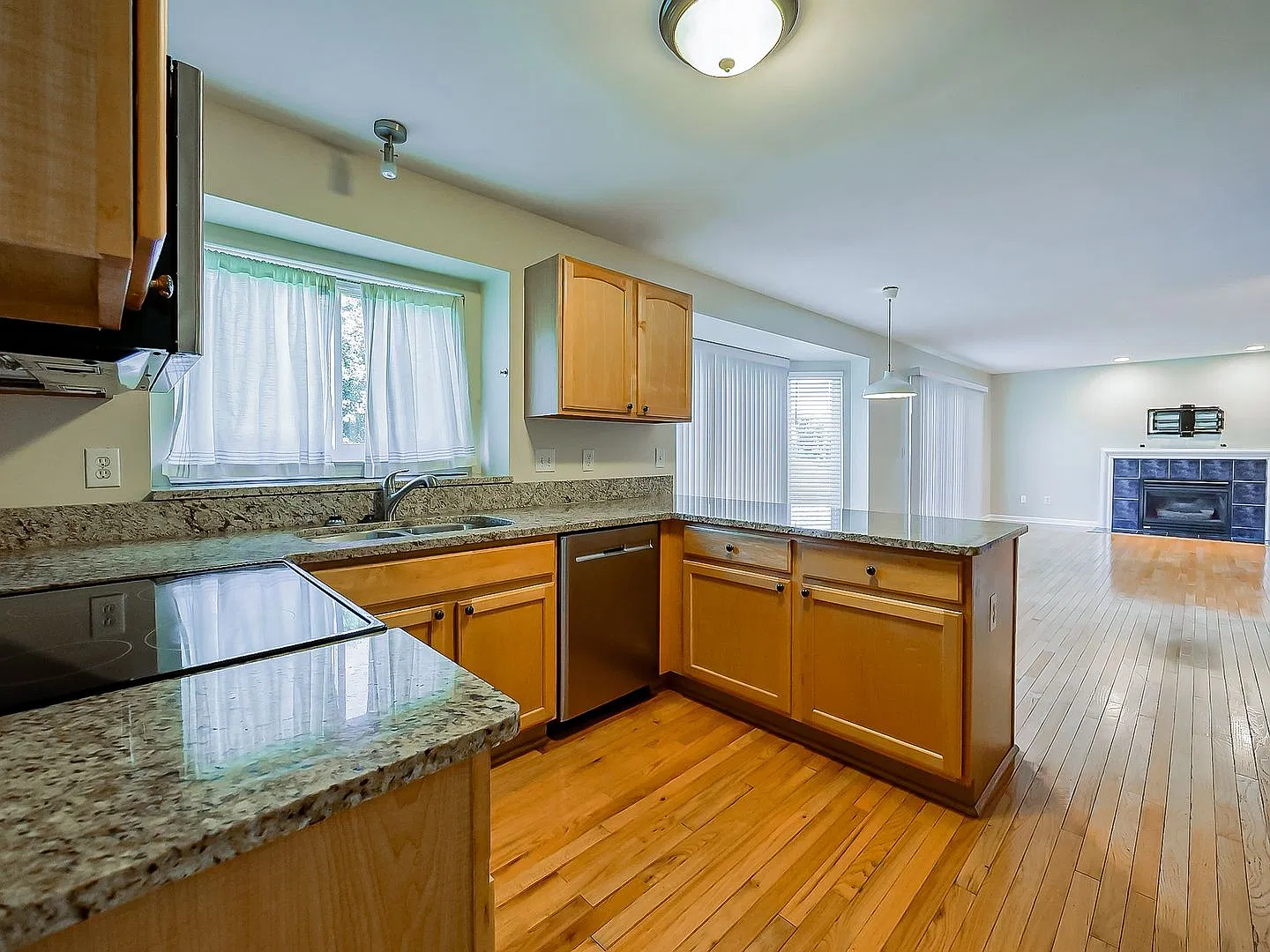 Spacious 4-Bedroom Colonial Home in Wixom! — Photo 4