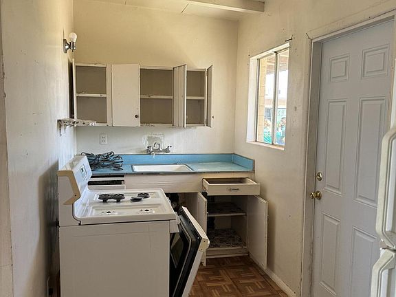 3rd image of 531 W Pinkley Avenue