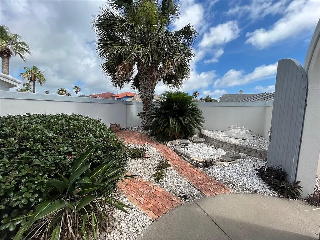 3 bed, 2.0 bath, 1740 sqft, $3,100 — Photo 2