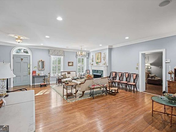 3rd image of 201 Sherwood Rd SW