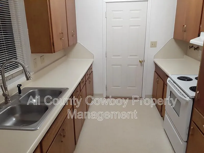 4 bed, 3.0 bath, $2,000 — Photo 3