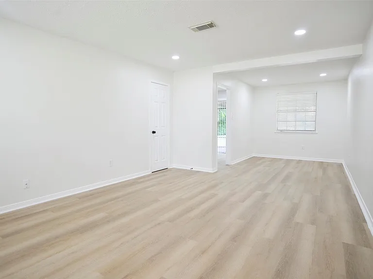 536 Castlelake Dr — Photo 6