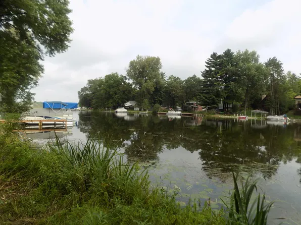 S109W34768 Jacks Bay Rd, Mukwonago, WI 53149