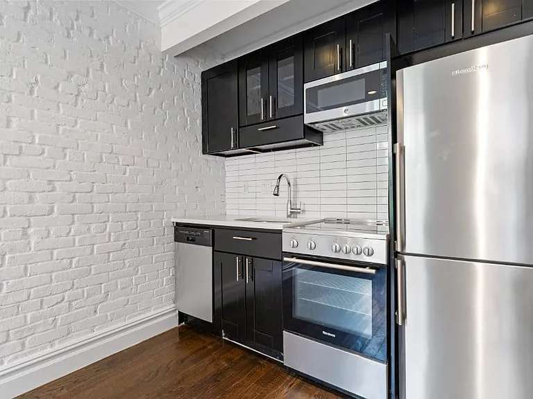 402 E 12th St #8 — Photo 2