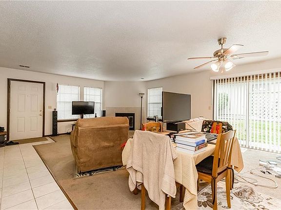 2nd image of 512 SE Lee Haven Dr