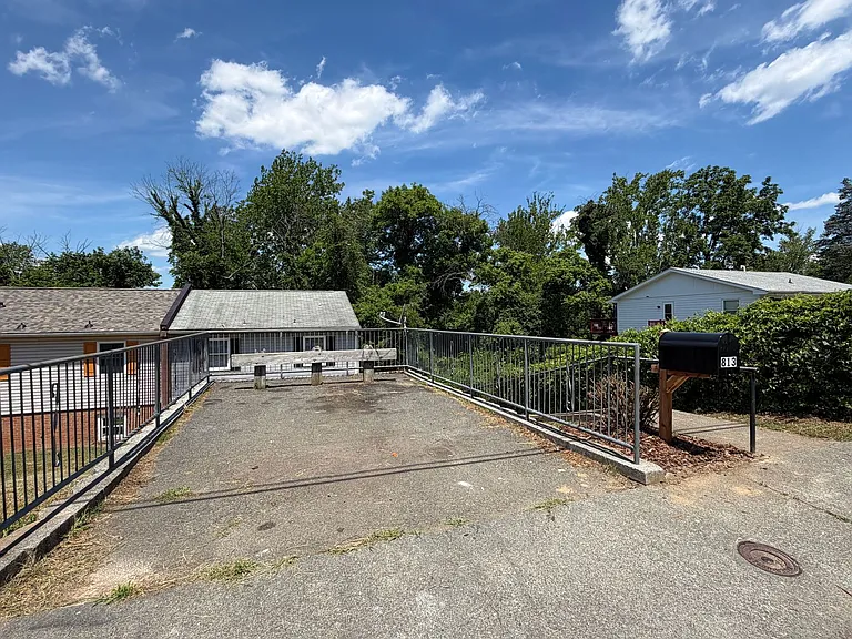 813 Ridge St — Photo 5