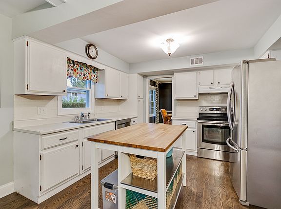 5th image of 927 N Hedgewood Dr