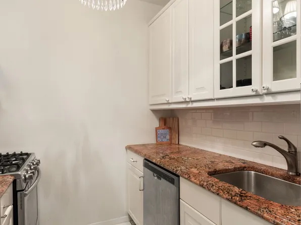 200 East 69th Street image 4 of 6