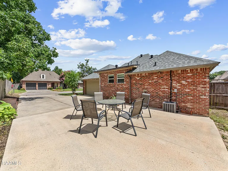 100 Shumard Dr — Photo 8