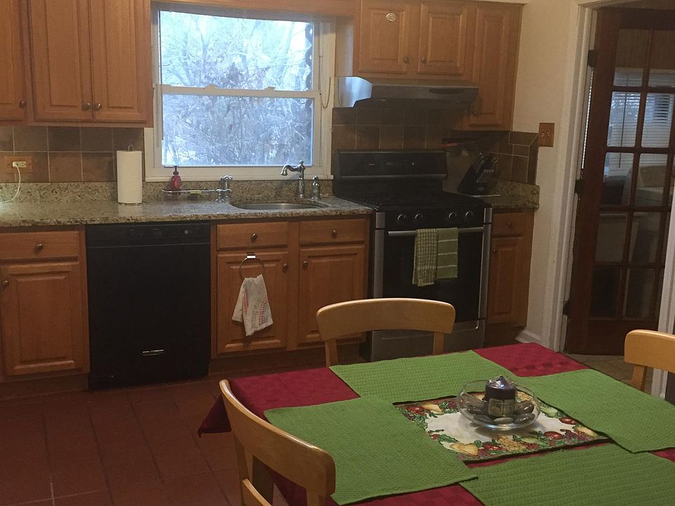 Large Eat-In Kitchen