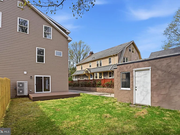 425 Grove Pl — Photo 4