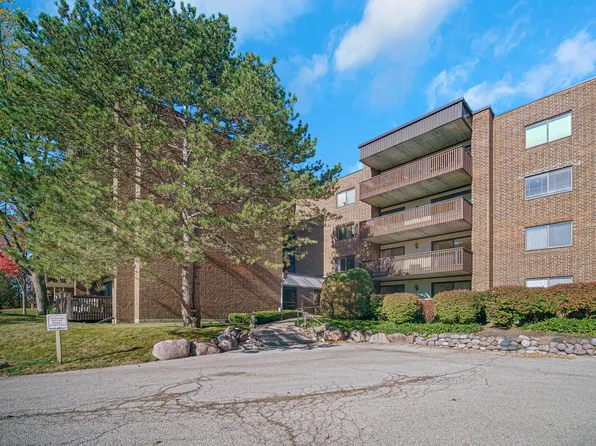 690 Chandler Rd APT 302, Gurnee, IL 60031