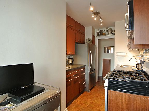 4th image of 100 Lasalle St #14A