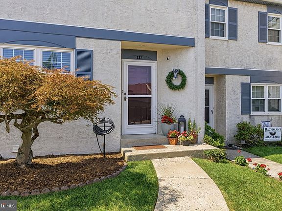 3rd image of 227 Lawndale Ave