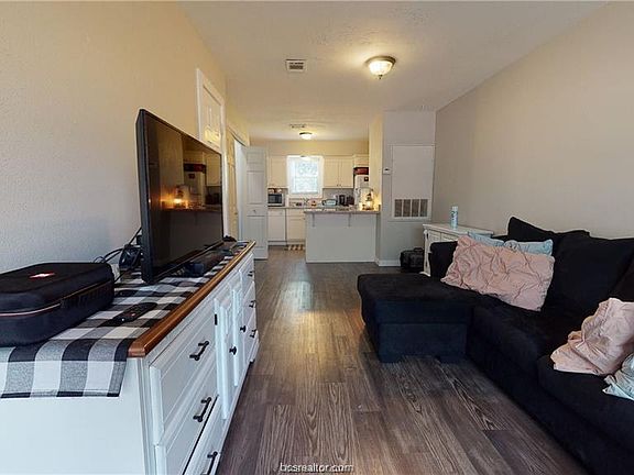 2nd image of 900 Autumn Cir APT D