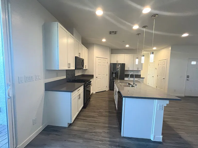 1533 Franklin Ln — Photo 17