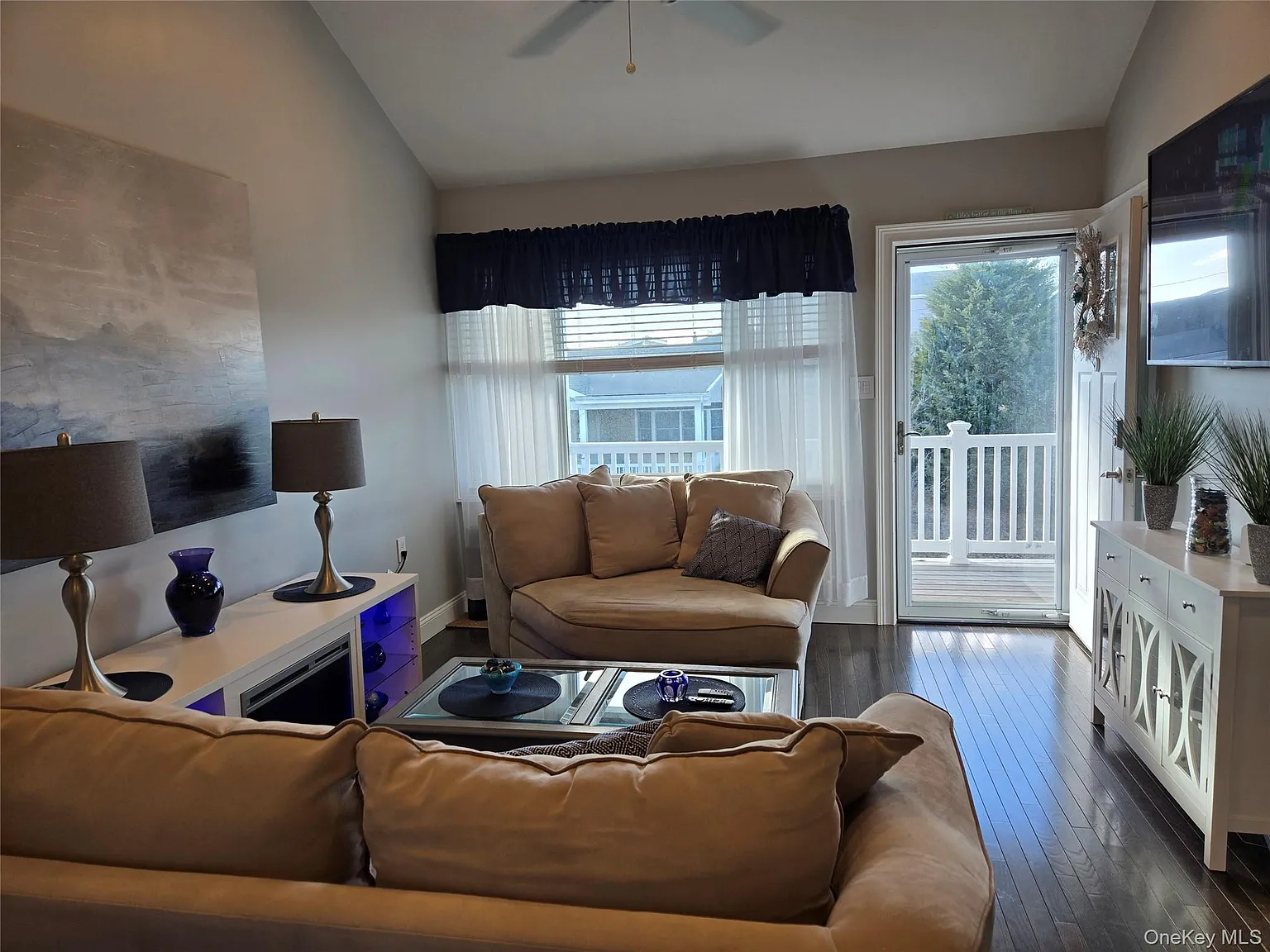 3 bed, 2.0 bath, 1134 sqft, $10,500 — Photo 3