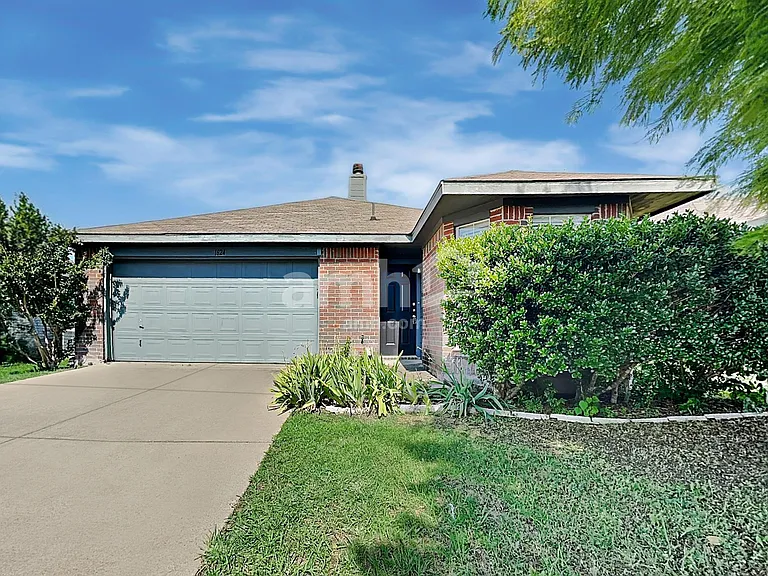 1624 Kelly Ln — Photo 1