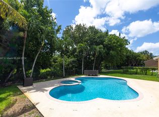 402 SW 200th Ter, Hollywood, FL 33029