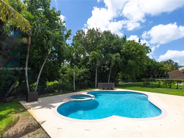 402 SW 200th Ter, Hollywood, FL 33029