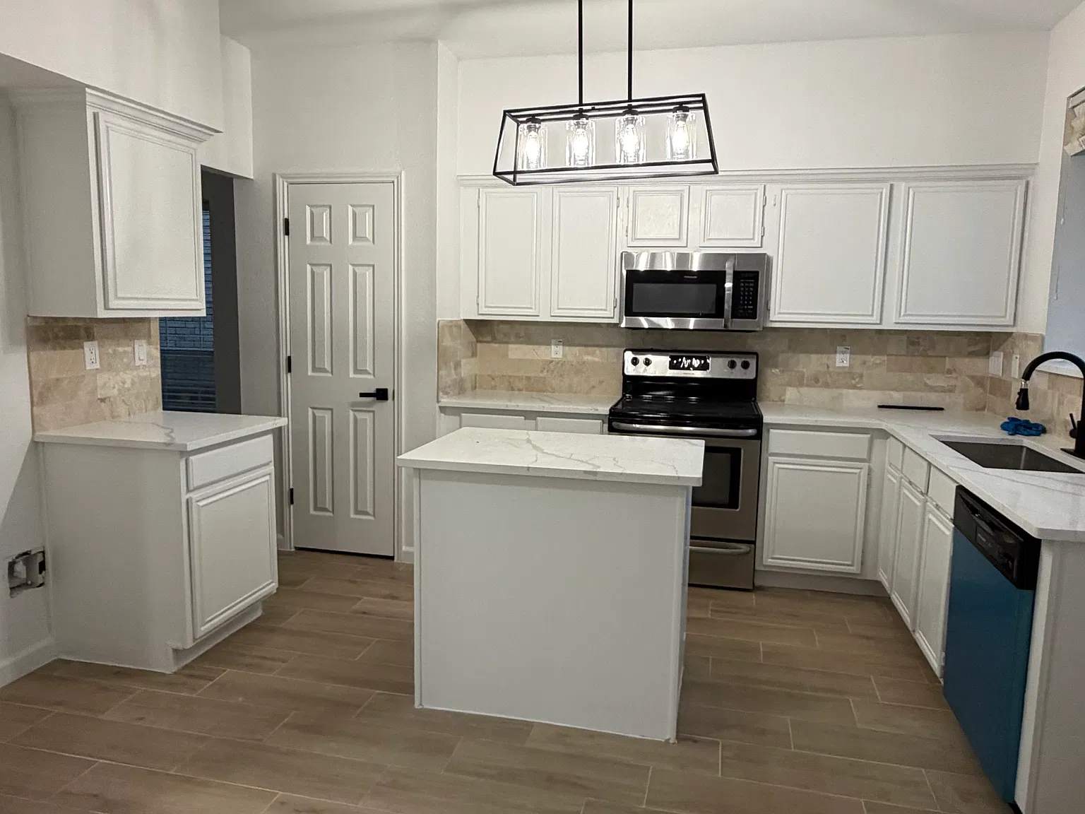 3 bed, 2068 sqft, $2,450 — Photo 3