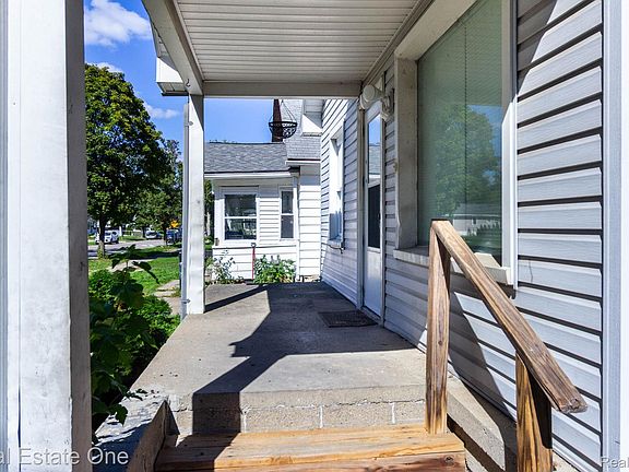 3rd image of 6390 Vaughan St