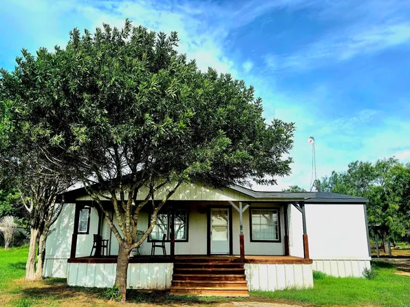 560 S View Dr, Lytle, TX 78052