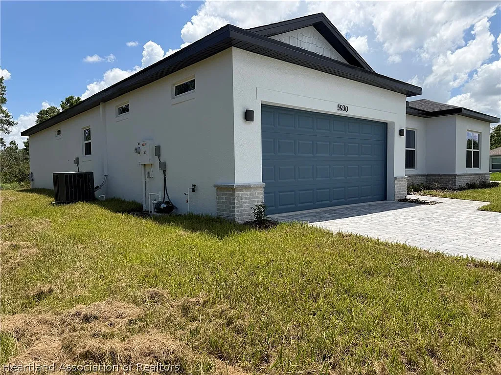 4 bed, 3.0 bath, 2092 sqft, $2,350 — Photo 2