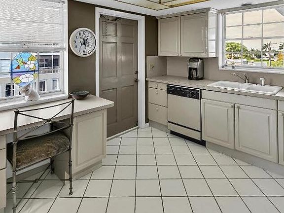 5th image of 907 Marina Drive #401