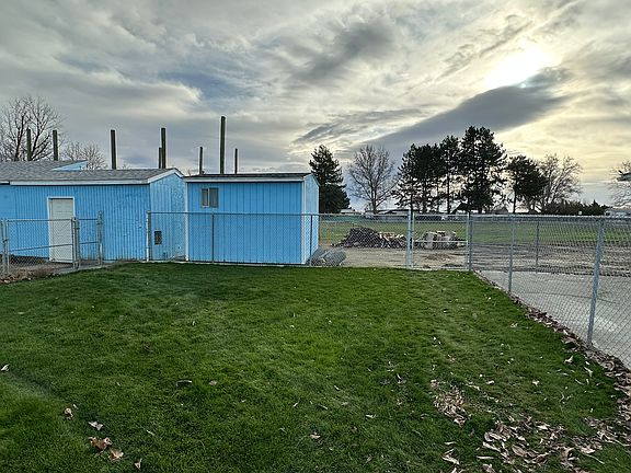 3rd image of 433 Ringhoff Rd