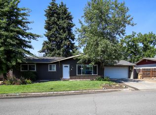 922 SW Spruce St, Grants Pass, OR 97526