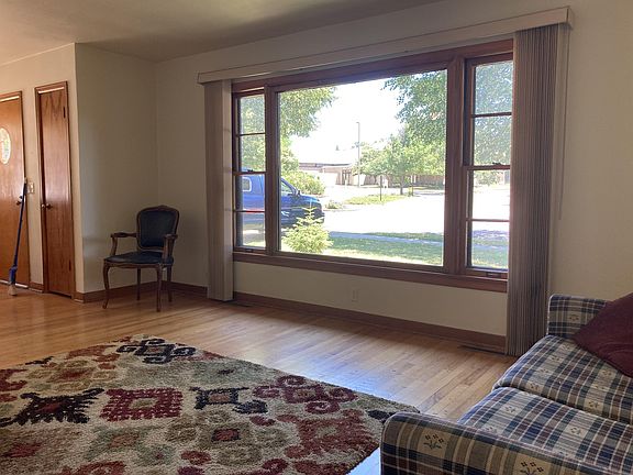 Living Rm Vw, Entry, Closet