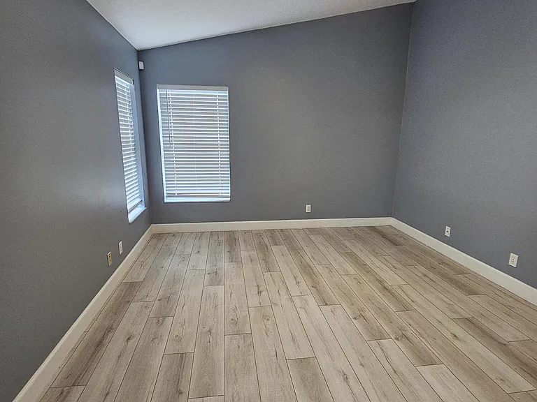 6131 Robinson St — Photo 7