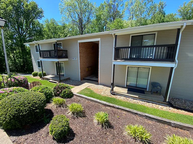County Green Apartments — Photo 36