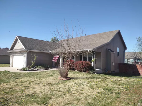 914 Hickory Ln, Junction City, KS 66441