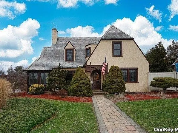 60 Roosevelt Avenue, Glen Head, NY 11545