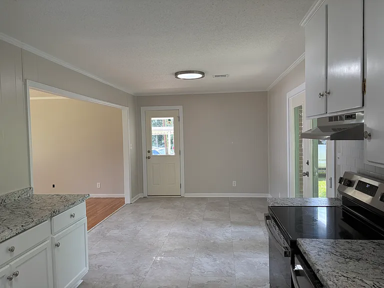 811 Godwin Rd — Photo 3