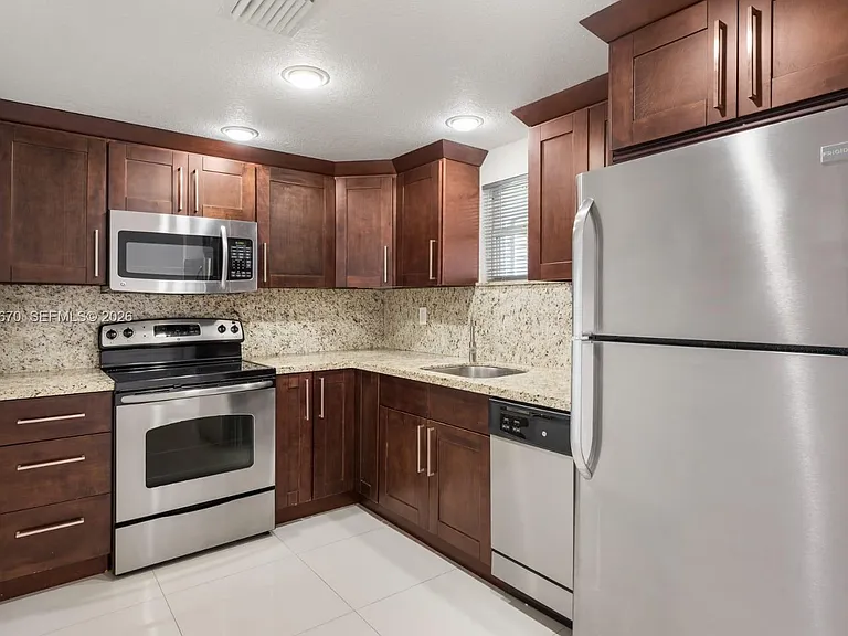411 SW 37th Ave #3-B — Photo 5
