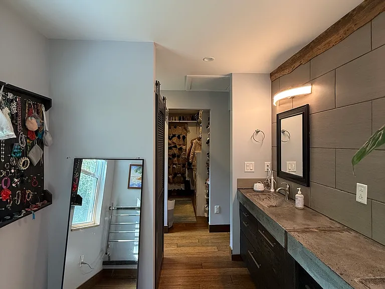 41 Middle Rd — Photo 8